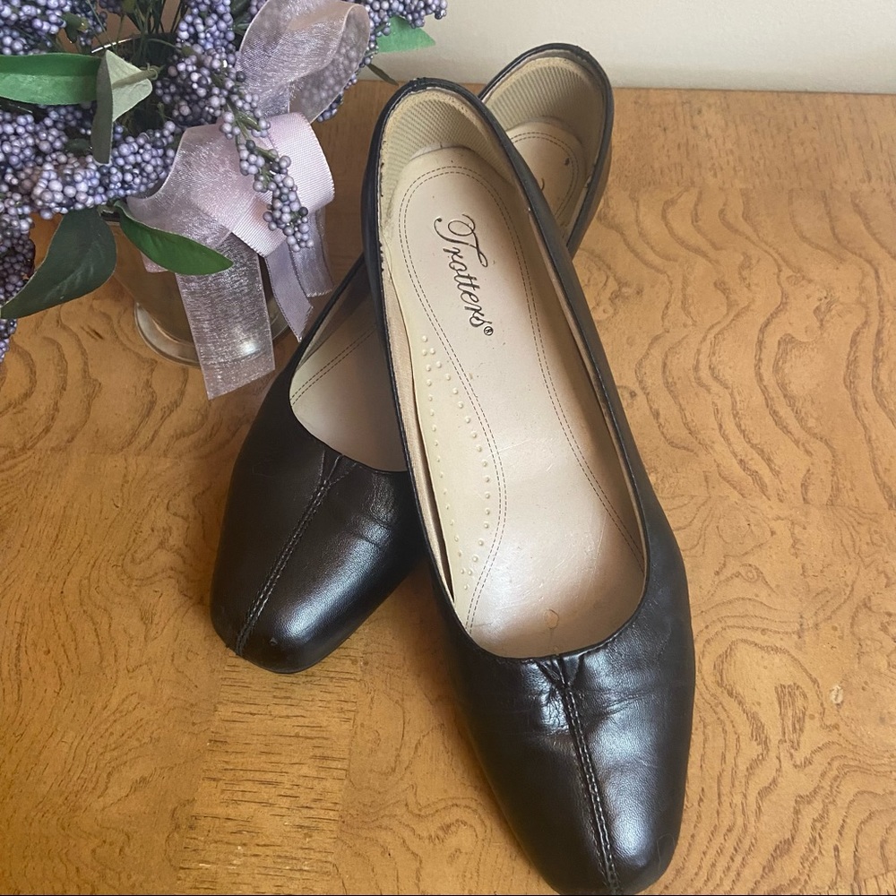 Trotters Doris Black Leather Closed Toe Pumps Shoes sz 8.5 N (Narrow)